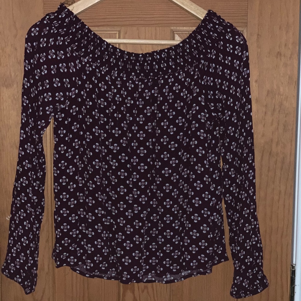 Super cute maroon off the shoulder top💜🌸